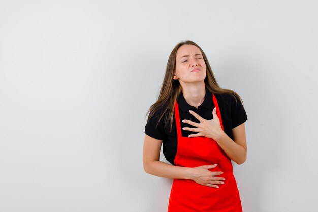 Jovencita expresiva posando en el estudio