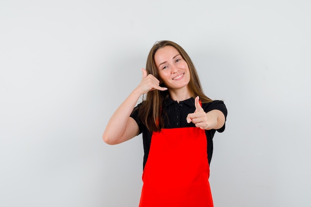 Jovencita expresiva posando en el estudio