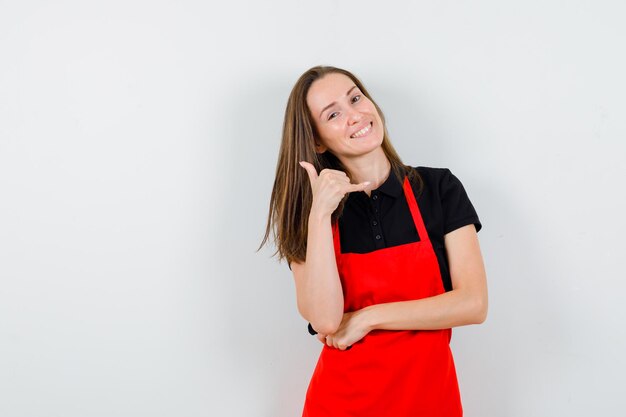 Jovencita expresiva posando en el estudio