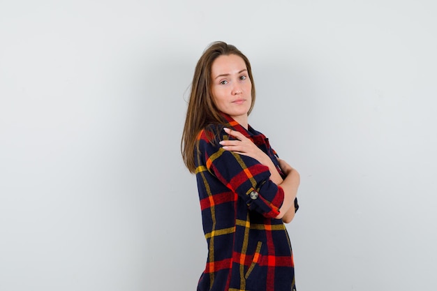 Jovencita expresiva posando en el estudio