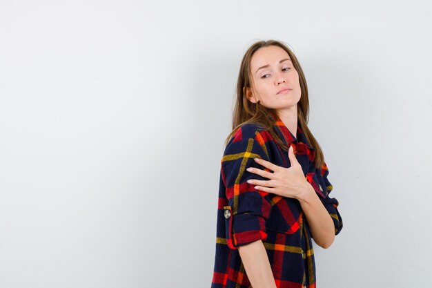 Jovencita expresiva posando en el estudio