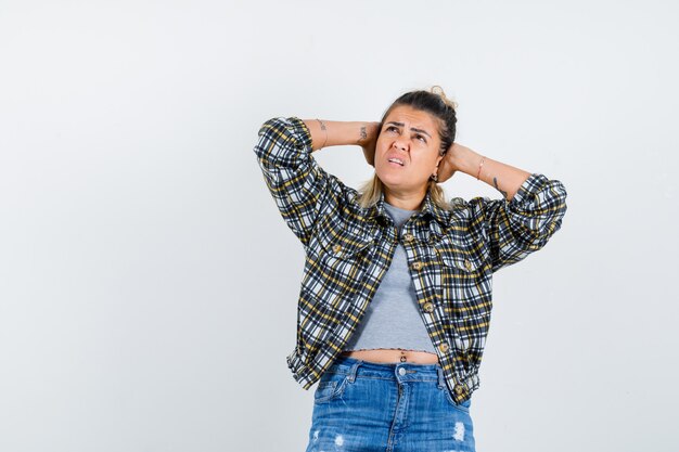 Una jovencita expresiva posando