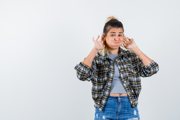 Una jovencita expresiva posando