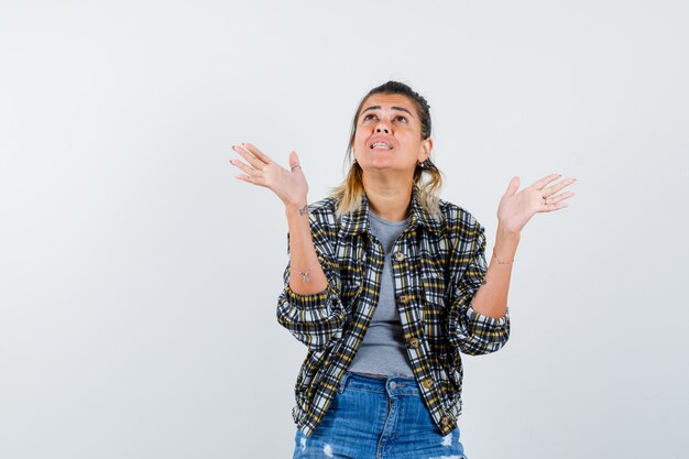 Una jovencita expresiva posando