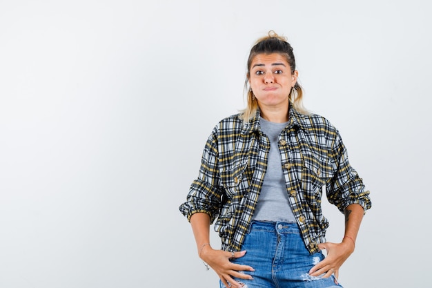 Una jovencita expresiva posando