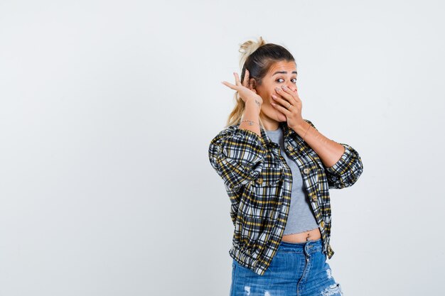 Una jovencita expresiva posando