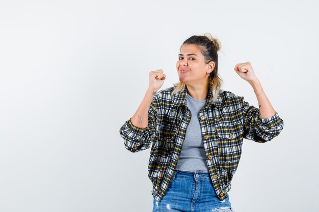 Una jovencita expresiva posando