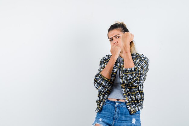 Una jovencita expresiva posando