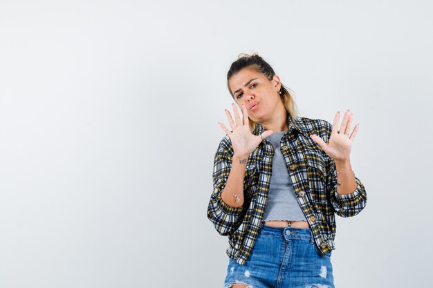 Una jovencita expresiva posando