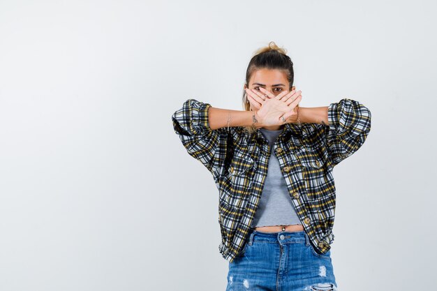 Una jovencita expresiva posando