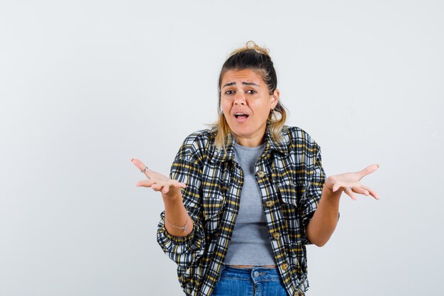 Una jovencita expresiva posando