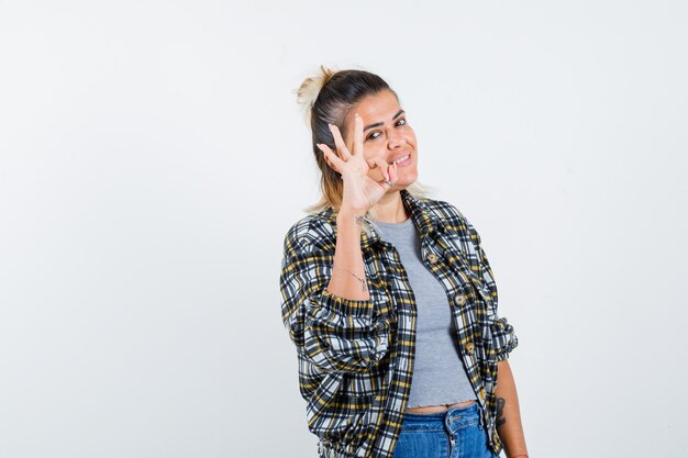 Una jovencita expresiva posando