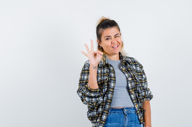 Una jovencita expresiva posando