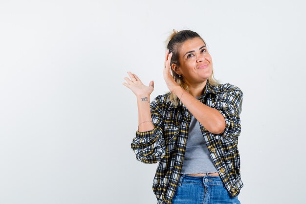 Una jovencita expresiva posando