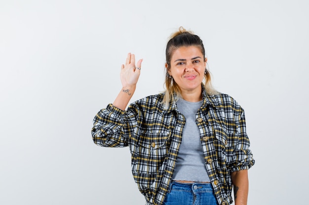 Foto gratuita una jovencita expresiva posando