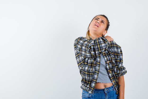 Una jovencita expresiva posando