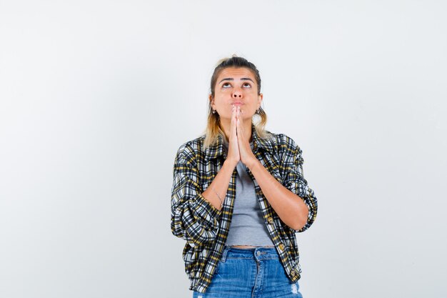 Una jovencita expresiva posando