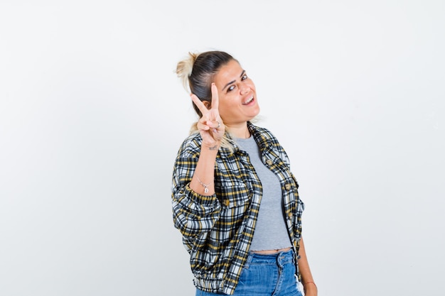 Una jovencita expresiva posando