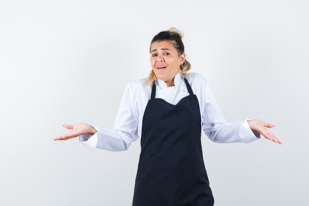 Una jovencita expresiva posando