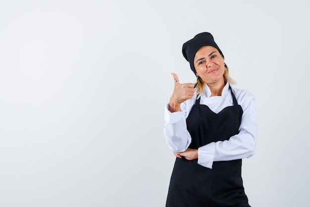 Una jovencita expresiva posando