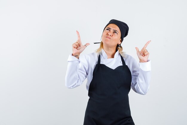 Una jovencita expresiva posando