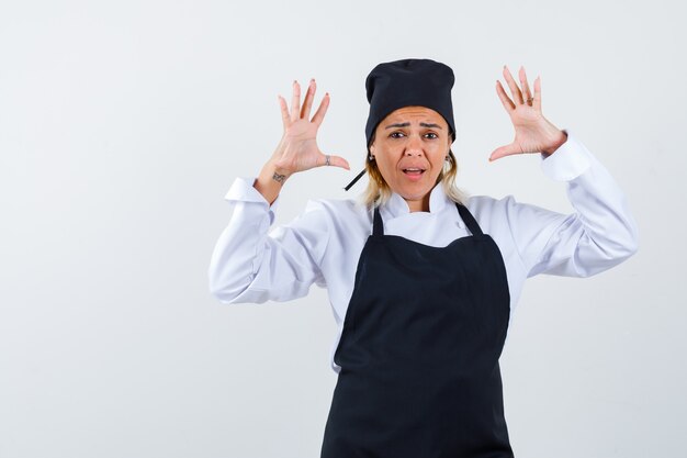 Una jovencita expresiva posando