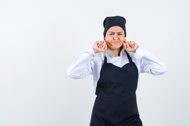 Una jovencita expresiva posando