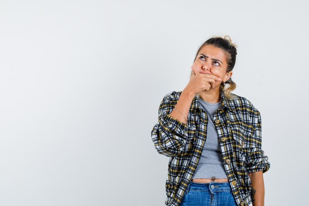 Una jovencita expresiva posando