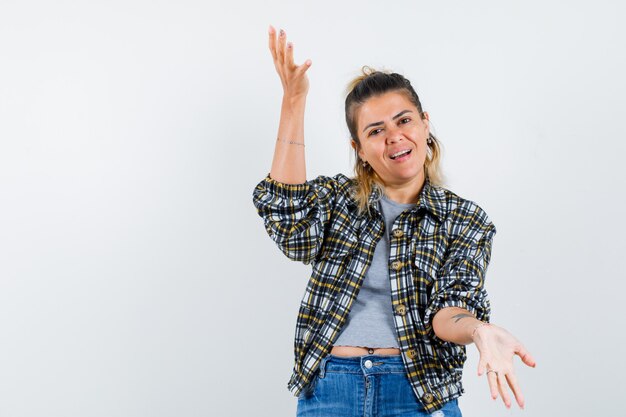 Una jovencita expresiva posando