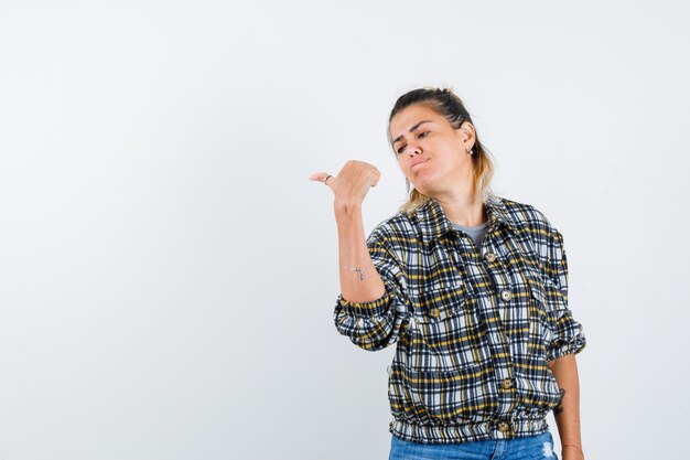 Una jovencita expresiva posando