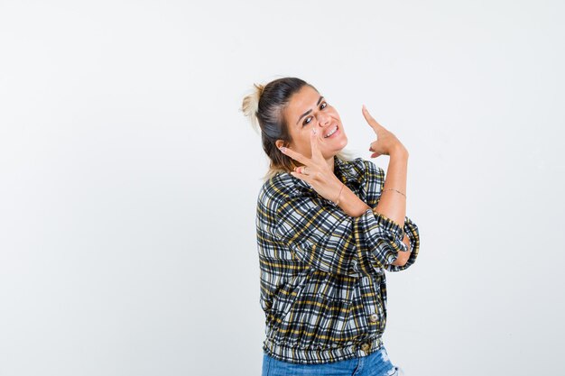 Una jovencita expresiva posando