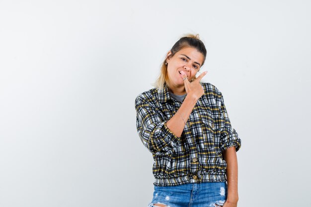 Una jovencita expresiva posando