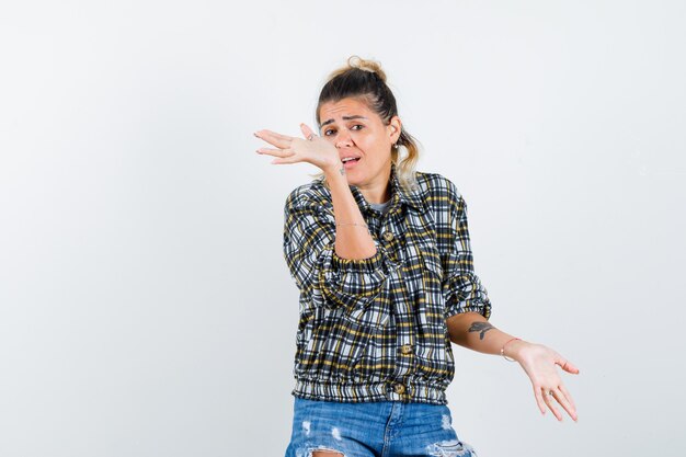 Una jovencita expresiva posando