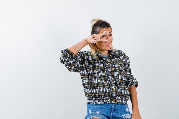 Una jovencita expresiva posando