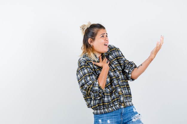 Una jovencita expresiva posando