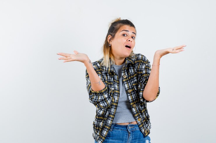 Foto gratuito una jovencita expresiva posando