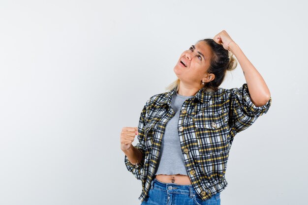 Una jovencita expresiva posando