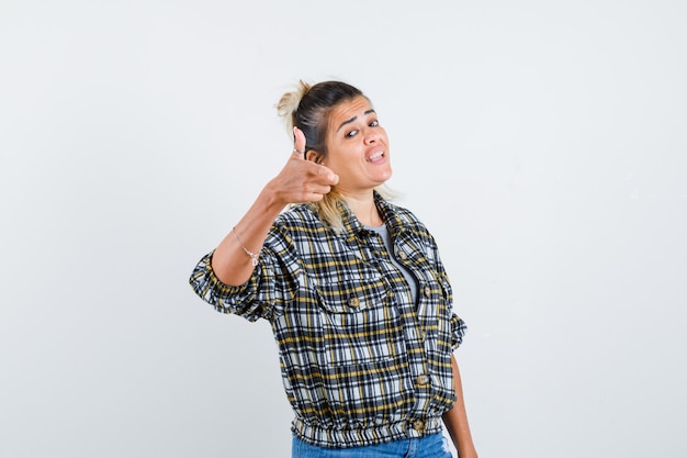 Una jovencita expresiva posando