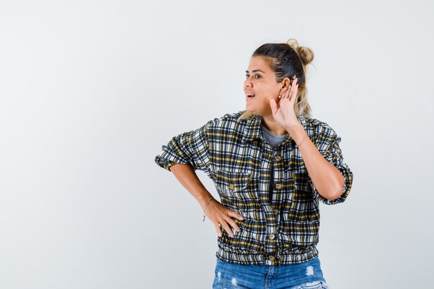 Una jovencita expresiva posando