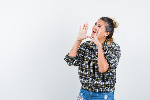 Una jovencita expresiva posando