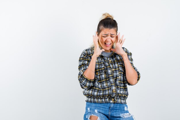 Una jovencita expresiva posando