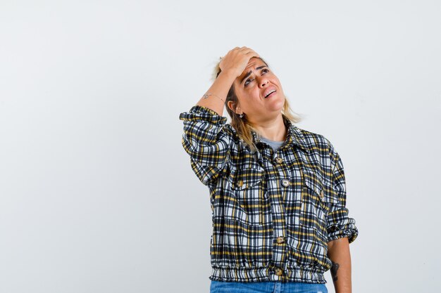 Una jovencita expresiva posando