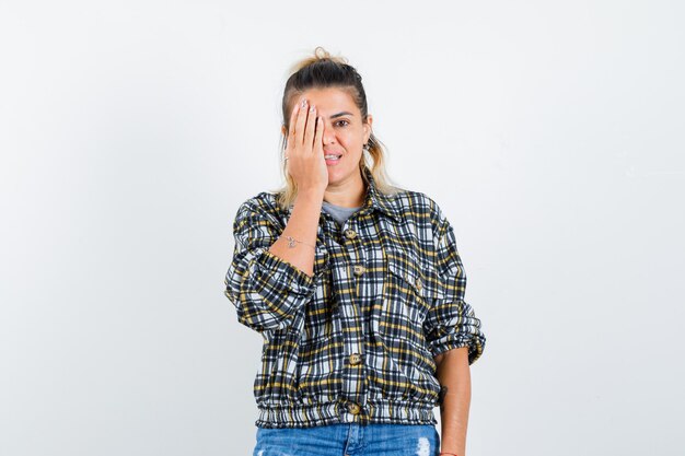 Una jovencita expresiva posando