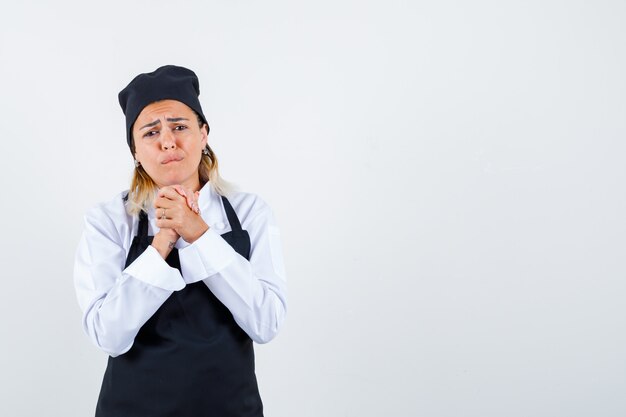 Una jovencita expresiva posando