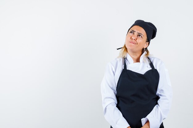 Una jovencita expresiva posando