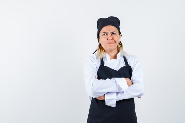 Una jovencita expresiva posando