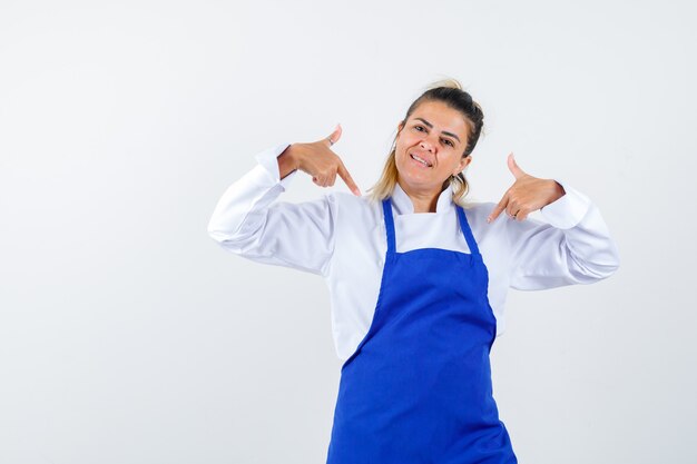 Una jovencita expresiva posando