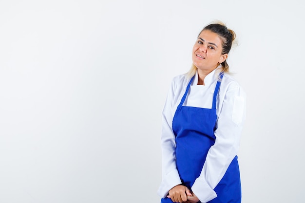 Una jovencita expresiva posando