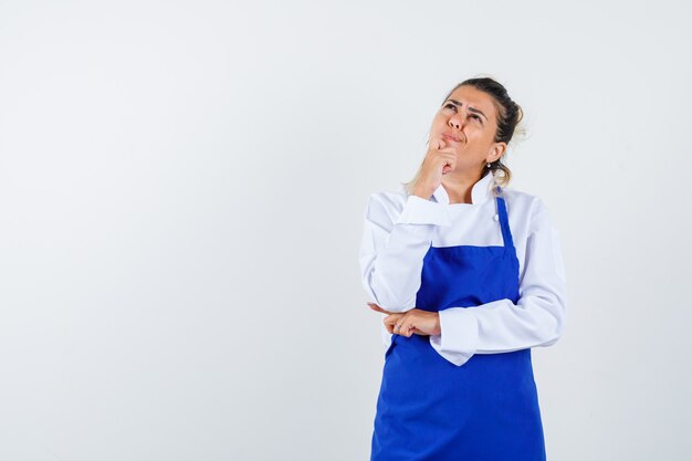 Una jovencita expresiva posando