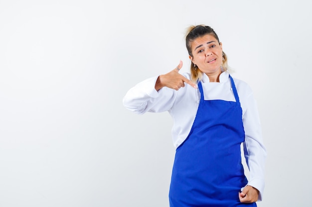 Una jovencita expresiva posando